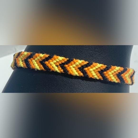 Hand crafted macrame bracelet - Picture 1 of 6